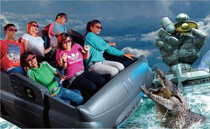 Sentosa 4D AdventureLand: bilhete de entrada Um grupo de seis pessoas com óculos 3D está a desfrutar de uma viagem simulada, sorrindo e posando com entusiasmo.