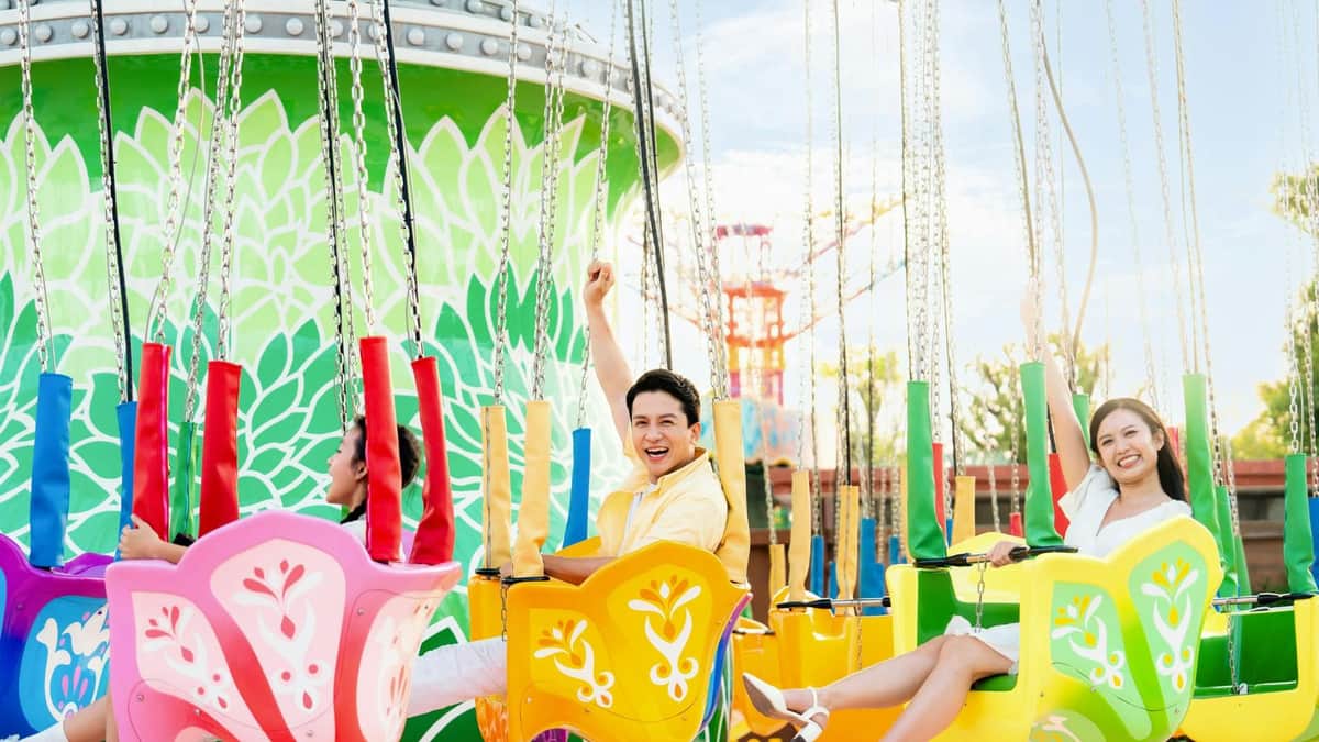 VinWonders Grand Park, Ho Chi Minh City: biglietto combinato per il parco a tema e il parco acquatico Una famiglia di quattro persone che sorride e tiene in mano dei peluche davanti a uno stand di giochi con la scritta “Leopard Dentist”, dove sono esposti premi coloratissimi.