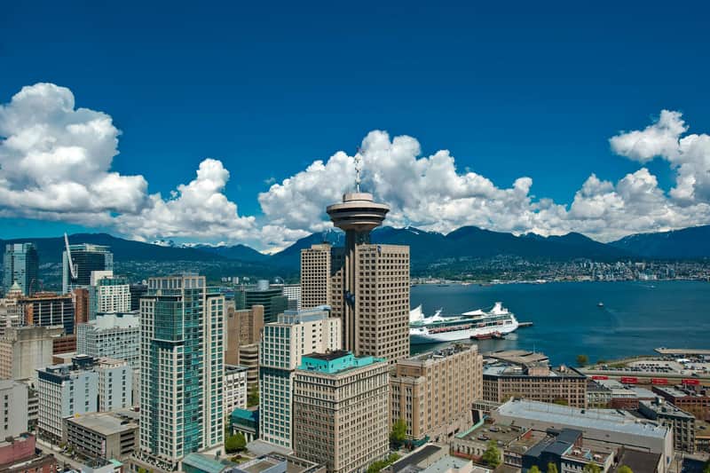 Vancouver: City Highlights Tour + Vancouver Lookout & Capilano Suspension Bridge